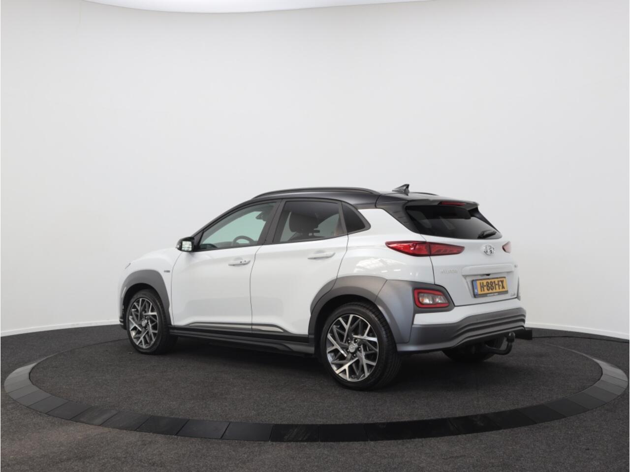 Hyundai Kona EV Premium 64 kWh | Leder | Navigatie | Trekhaak | 18 Inch | 1e