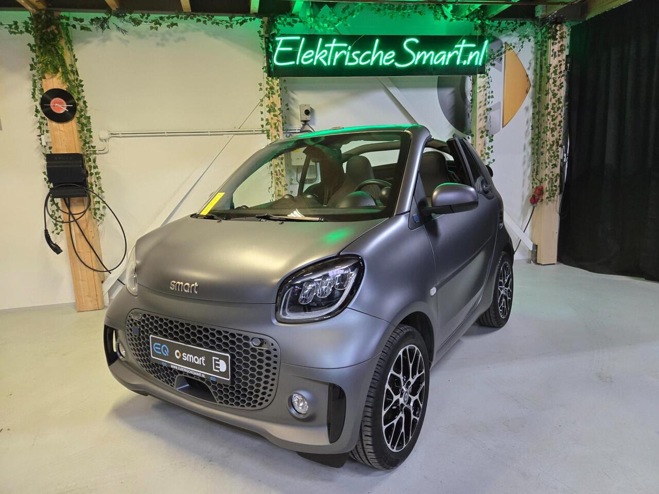 Smart FORTWO cabrio EQ Comfort PLUS Leder – JBL Soundsysteem – winterpakket – Titanium Mat Grijs – 3 fase 22 kWh snellader