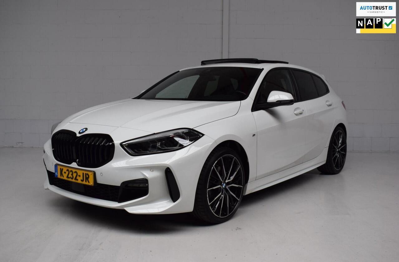 BMW 1-SERIE 118i M-SPORT 5-DRS ORG.NED / PANORAMADAK / M-SPORTSOELEN / LEER / CARPLAY / SFEERVERLICHTING / NAP / LED / BTW