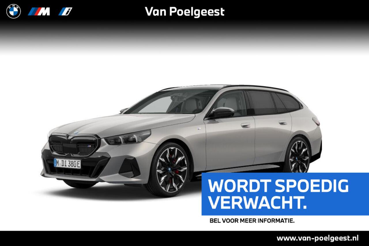 BMW i5 Touring M60 xDrive 84 kWh 21 Inch / Stuurwielrand verwarming / Stoel verwarming Voor & Achter / Comfort Acces / Electrische Zwenkhaak / Ionic Glow Exterieur pakket / Panorama Dak / Getinte Ramen / Stoelventilatie /  Driving Assistant Prof / Parking Assist