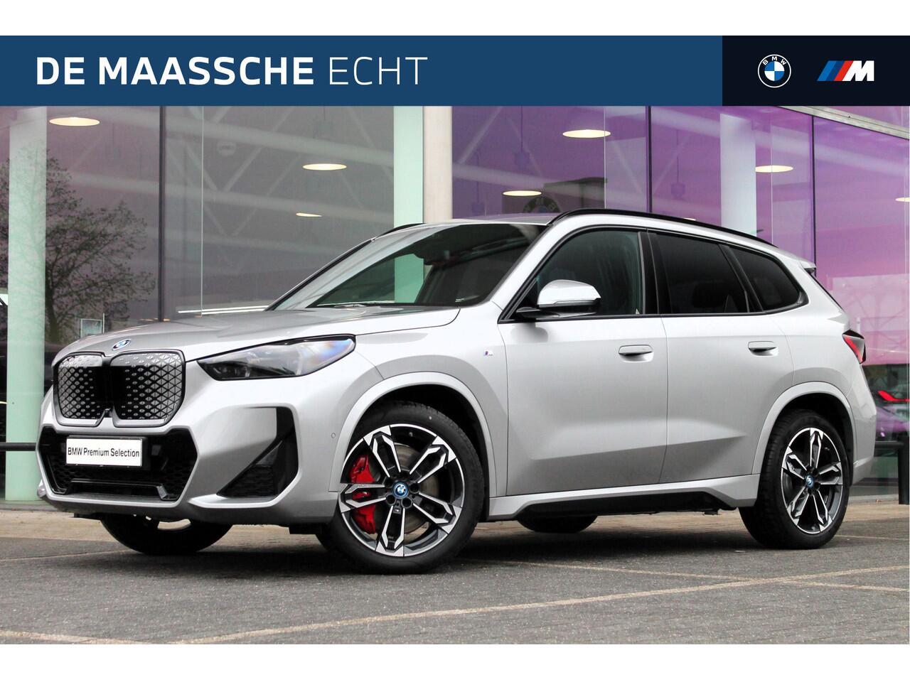 BMW iX1 eDrive20 High Executive M Sport / Panoramadak / Trekhaak / Sportstoelen / Adaptieve LED / Comfort Access / M Adaptief onderstel / Head-Up / Parking Assistant Plus