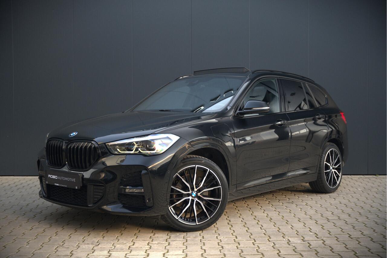 BMW X1 xDrive25e High Executive M Sport | Panoramadak | Leer | Head-Up Display | Camera | Shadowline | Keyless | Adaptive Cruise Control | Navigatie Prof. | Stoelverwarming | Elek. Achterklep | Ambiance Verlichting