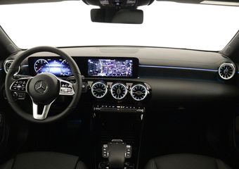 Mercedes-Benz CLA-KLASSE Shooting Brake 250 e Luxury Line | Panorama / schuifdak | Smartphone-integratie | Premium pakket | Nightpakket | Parkeerpakket met achteruitrijcamera | Stoelverwarming vooraan |