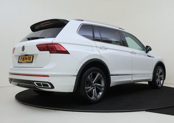 Volkswagen TIGUAN Allspace 1.5 TSI R-Line Business+ 7p. | Parkeerassistent | Keyless | Stoel- en stuurwielverwarming | Achteruitrijcamera | Dodehoek detectie | LED matrix verlichting | Navigatie |