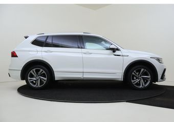 Volkswagen TIGUAN Allspace 1.5 TSI R-Line Business+ 7p. | Parkeerassistent | Keyless | Stoel- en stuurwielverwarming | Achteruitrijcamera | Dodehoek detectie | LED matrix verlichting | Navigatie |