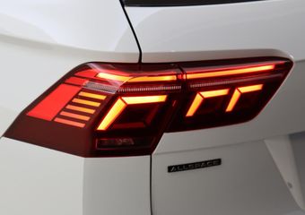 Volkswagen TIGUAN Allspace 1.5 TSI R-Line Business+ 7p. | Parkeerassistent | Keyless | Stoel- en stuurwielverwarming | Achteruitrijcamera | Dodehoek detectie | LED matrix verlichting | Navigatie |