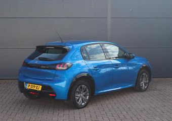 Peugeot e-208 EV Allure Première 50 kWh | Navigatie | Camera | 8% Bijtelling | Climate control | Lichtmetalen velgen | Keyless