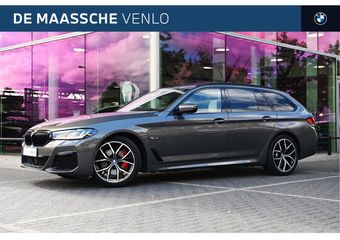 BMW 5-SERIE Touring 530e High Executive M Sport Automaat / Panoramadak / Trekhaak / Sportstoelen / Stoelverwarming / Laserlight / Head-Up / Parking Assistant / Live Cockpit Professional