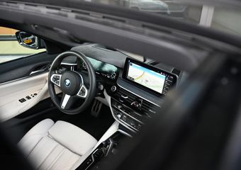 BMW 5-SERIE Touring 530e High Executive M Sport Automaat / Panoramadak / Trekhaak / Sportstoelen / Stoelverwarming / Laserlight / Head-Up / Parking Assistant / Live Cockpit Professional