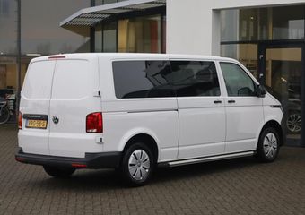 Volkswagen TRANSPORTER 2.0 TDI L2H1 28 Comfortline 110PK / 81kW Highline, Dubbele cabine, met armleuningen en verstelbare stoelen, privacy glas, glaslook panelen, parkeersensoren achter, cruise control, achterdeuren met ruit, bijrijdersbank, Apple Carplay / Android Auto, licht