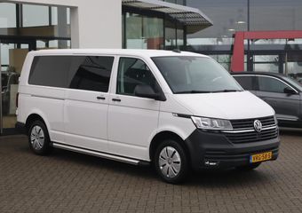 Volkswagen TRANSPORTER 2.0 TDI L2H1 28 Comfortline 110PK / 81kW Highline, Dubbele cabine, met armleuningen en verstelbare stoelen, privacy glas, glaslook panelen, parkeersensoren achter, cruise control, achterdeuren met ruit, bijrijdersbank, Apple Carplay / Android Auto, licht