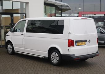 Volkswagen TRANSPORTER 2.0 TDI L2H1 28 Comfortline 110PK / 81kW Highline, Dubbele cabine, met armleuningen en verstelbare stoelen, privacy glas, glaslook panelen, parkeersensoren achter, cruise control, achterdeuren met ruit, bijrijdersbank, Apple Carplay / Android Auto, licht