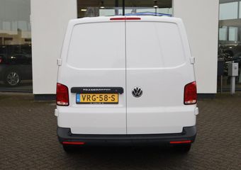 Volkswagen TRANSPORTER 2.0 TDI L2H1 28 Comfortline 110PK / 81kW Highline, Dubbele cabine, met armleuningen en verstelbare stoelen, privacy glas, glaslook panelen, parkeersensoren achter, cruise control, achterdeuren met ruit, bijrijdersbank, Apple Carplay / Android Auto, licht
