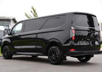 Ford TRANSIT CUSTOM 300 2.0 TDCI L2H1 Black Edition Camera, Cruise, Carplay, Sensoren, 136PK, LED, Multimedia, UNIEK!