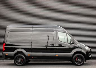Mercedes-Benz SPRINTER 319CDI L2H2 RWD 190PK FULL BLACK JB- EDITION / 3500KG / NEW / DIRECT RIJDEN / NAVIGATIE / PDC / FULL / LED