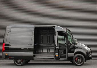 Mercedes-Benz SPRINTER 319CDI L2H2 RWD 190PK FULL BLACK JB- EDITION / 3500KG / NEW / DIRECT RIJDEN / NAVIGATIE / PDC / FULL / LED