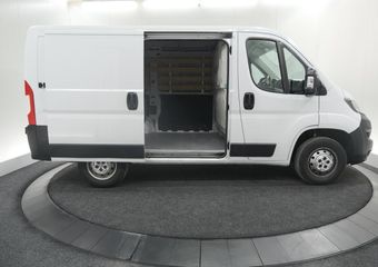 Peugeot BOXER 330 2.2 BlueHDi 120 L1H1 Premium | Trekhaak | Camera | Betimmering Laadruimte | Navigatie