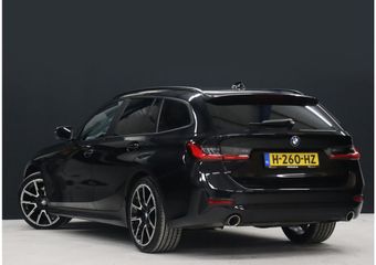 BMW 3-SERIE Touring 320i High Executive Edition [DIGITAL DASH, APPLE CARPLAY, CRUISE CONTROL, STOELVERWARMING, VOL LEDER, ELEKTRISCHE ACHTERKLEP, PDC V+A, NAVIGATIE, NIEUWSTAAT]