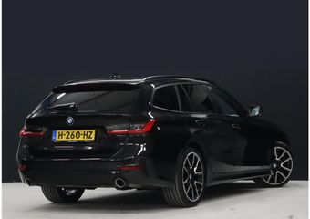 BMW 3-SERIE Touring 320i High Executive Edition [DIGITAL DASH, APPLE CARPLAY, CRUISE CONTROL, STOELVERWARMING, VOL LEDER, ELEKTRISCHE ACHTERKLEP, PDC V+A, NAVIGATIE, NIEUWSTAAT]