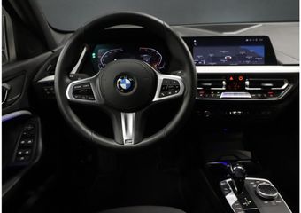 BMW 1-SERIE 118i M Sport [SCHUIFKANTELDAK, APPLE CARPLAY, CAMERA, M-PAKKET, CRUISE CONTROL,  PDC V+A, STOELVERWARMING, SPORTSTOELEN, NAVIGATIE, NIEUWSTAAT]