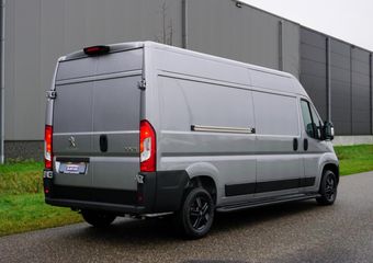 Peugeot BOXER 2.2 BlueHDi 140 L3H2 3.5t BPM voordeel |Nieuw |Airco |Carplay |Cruise |Camera |Parkeersensoren |3500 KG |140 pk |Metallic |Android auto |Bluetooth |Elektrisch verstelbare ramen en spiegels