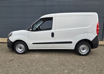 Fiat DOBLO Cargo 1.6 105PK L1H1 | Airco | Schuifdeur | 2-Zits | Lat om Lat | Laadvloer |