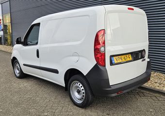 Fiat DOBLO Cargo 1.6 105PK L1H1 | Airco | Schuifdeur | 2-Zits | Lat om Lat | Laadvloer |