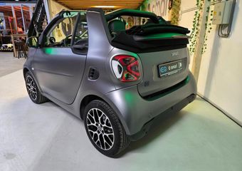 Smart FORTWO cabrio EQ Comfort PLUS Leder – JBL Soundsysteem – winterpakket – Titanium Mat Grijs – 3 fase 22 kWh snellader