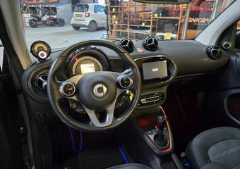 Smart FORTWO cabrio EQ Comfort PLUS Leder – JBL Soundsysteem – winterpakket – Titanium Mat Grijs – 3 fase 22 kWh snellader