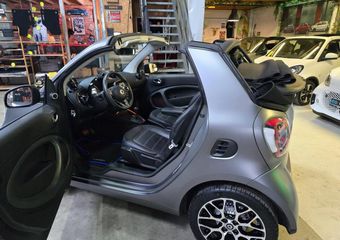 Smart FORTWO cabrio EQ Comfort PLUS Leder – JBL Soundsysteem – winterpakket – Titanium Mat Grijs – 3 fase 22 kWh snellader