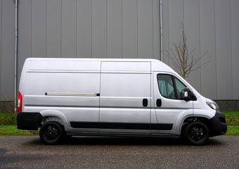 Peugeot BOXER 2.2 BlueHDi 140 L3H2 3.5t BPM voordeel |Nieuw |Airco |Carplay |Cruise |Camera |Parkeersensoren |3500 KG |140 pk |Metallic |Android auto |Bluetooth |Elektrisch verstelbare ramen en spiegels