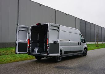 Peugeot BOXER 2.2 BlueHDi 140 L3H2 3.5t BPM voordeel |Nieuw |Airco |Carplay |Cruise |Camera |Parkeersensoren |3500 KG |140 pk |Metallic |Android auto |Bluetooth |Elektrisch verstelbare ramen en spiegels