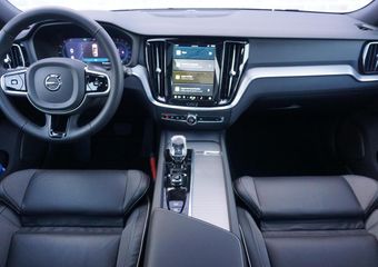 Volvo V60 2.0 B4 Plus Dark | Trekhaak | 360° Camera | Harman/Kardon | Stoel/stuurverwarming | Volvo on Call | Standkachel | Schuif/kantel panoramadak |