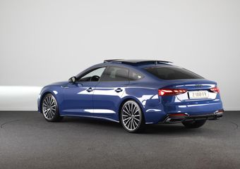 Audi A5 Sportback 35 TFSI S edition Competition 150 pk S-tronic | Private lease vanaf ¤ 822,- pm | Verlengde garantie | Navigatie | Panoramadak | Parkeersensoren | Achteruitrijcamera | Stoelverwarming |