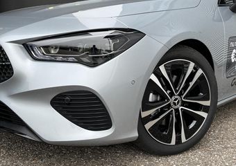 Mercedes-Benz CLA-KLASSE Shooting Brake 180 Luxury Line | Night Pakket | Panoramadak | MULTIBEAM LED Koplampen | Apple CarPlay | Android Auto | Sfeerverlichting | Stoelverwarming | Parkeersensoren | Achteruitrijcamera | Elektrisch inklapbare buitenspiegels | Showmodel