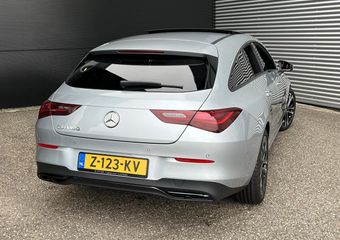 Mercedes-Benz CLA-KLASSE Shooting Brake 180 Luxury Line | Night Pakket | Panoramadak | MULTIBEAM LED Koplampen | Apple CarPlay | Android Auto | Sfeerverlichting | Stoelverwarming | Parkeersensoren | Achteruitrijcamera | Elektrisch inklapbare buitenspiegels | Showmodel