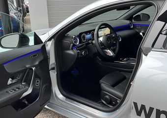 Mercedes-Benz CLA-KLASSE Shooting Brake 180 Luxury Line | Night Pakket | Panoramadak | MULTIBEAM LED Koplampen | Apple CarPlay | Android Auto | Sfeerverlichting | Stoelverwarming | Parkeersensoren | Achteruitrijcamera | Elektrisch inklapbare buitenspiegels | Showmodel