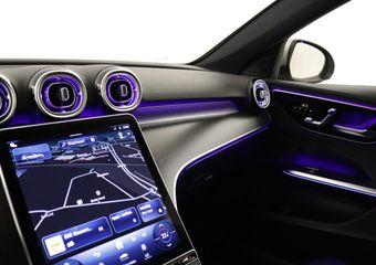 Mercedes-Benz C-KLASSE Estate 180 Luxury Line | Trekhaak | Memorypakket | Spiegelpakket | Verwarmde stoelen vooraan | USB-pakket | 	Parkeerpakket met achteruitrijcamera | Antidiefstalpakket GUARD 360° Plus |
