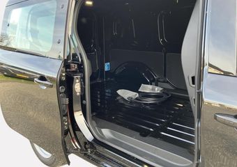 Renault KANGOO E-Tech Extra L2 44 kWh – Demo / zijschuifdeur rechts met ruit – Trekhaak – All season