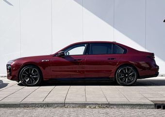 BMW 7-SERIE M760e xDrive / Bowers & Wilkins Diamond / Rear-seat Entertainment Experience / Iconic Glow kristalkoplampen / Elektrisch openen & sluiten portieren / Panoramadak Sky Lounge / Stoelventilatie voor & achter / Stoelmassage voor & achter / Driving Assistant P