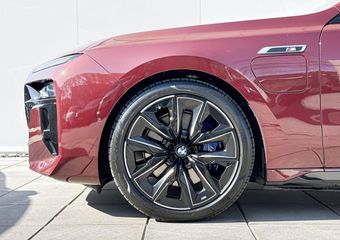 BMW 7-SERIE M760e xDrive / Bowers & Wilkins Diamond / Rear-seat Entertainment Experience / Iconic Glow kristalkoplampen / Elektrisch openen & sluiten portieren / Panoramadak Sky Lounge / Stoelventilatie voor & achter / Stoelmassage voor & achter / Driving Assistant P
