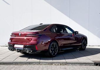 BMW 7-SERIE M760e xDrive / Bowers & Wilkins Diamond / Rear-seat Entertainment Experience / Iconic Glow kristalkoplampen / Elektrisch openen & sluiten portieren / Panoramadak Sky Lounge / Stoelventilatie voor & achter / Stoelmassage voor & achter / Driving Assistant P