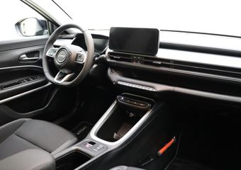 Jeep Avenger Altitude 54 kWh | Adaptive Cruise control | Climate control | Camera | 18″ Lichtmetalen velgen | Getint glas | Keyless | Bluetooth | Draadloze telefoonlader