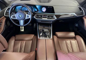 BMW X5 xDrive45e M-SPORT ** LASER, NAVI+, BRUIN LEDER, PANORAMA, ACC, HuD, 20-inch LMV, 4 wiel besturing ** UNFALLFREI ** ** INFORMEER OOK NAAR ONZE AANTREKKELIJKE FINANCIAL-LEASE TARIEVEN **