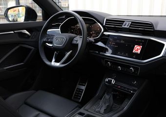Audi Q3 Sportback 45 TFSI e Edition | Pano dak | Optiek zwart plus | Sonos | Elektrische voorstoelen met geheugen | Nieuwprijs ¤ 75.266,00