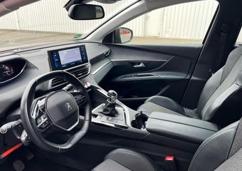Peugeot 5008 1.2 130pk/H6/Allure/Nw Model/ 7-Pers./Trekhaak/Virtual/Led/19″