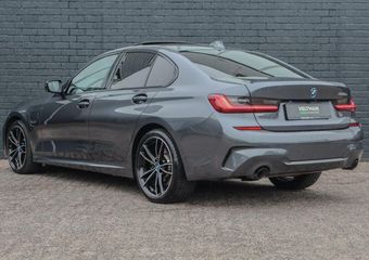 BMW 3-SERIE 330e High Executive M-SPORT PANO CRUISE STOELVERWARMING CAMERA
