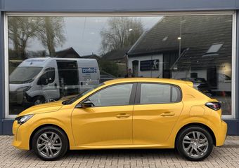 Peugeot 208 1.2 Active Pack | 1e Eigenaarsauto | Navigatie via Telefoon | Airco | Cruise Control | LED Verlichting | DAB+ Radio | Spoiler | 16″ Lichtmetalen Velgen | Apple Carplay | Elek. Pakket |