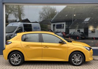Peugeot 208 1.2 Active Pack | 1e Eigenaarsauto | Navigatie via Telefoon | Airco | Cruise Control | LED Verlichting | DAB+ Radio | Spoiler | 16″ Lichtmetalen Velgen | Apple Carplay | Elek. Pakket |