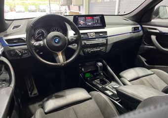 BMW X1 xDrive25e High Executive | M-Sport | Automaat | Panoramadak | Head-Up | Stoel+Stuurverwarming | Camers
